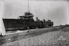 PORTUGUESE-TIMOR-1942-09-23.-HMAS-VOYAGER-RUN-AGROUND-AT-BETANO.jpg