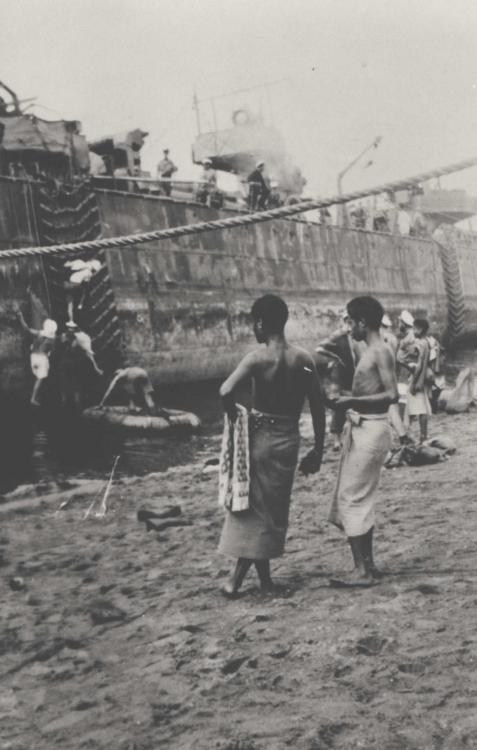 59acf1e2284bb_Sept.241942RemovingstoresfromthegroundedHMASVOYAGERIBetanoBayTimor-HMASCERBERUSMuseum.thumb.jpg.9ef86e278407a307e63020ea90dc939c.jpg
