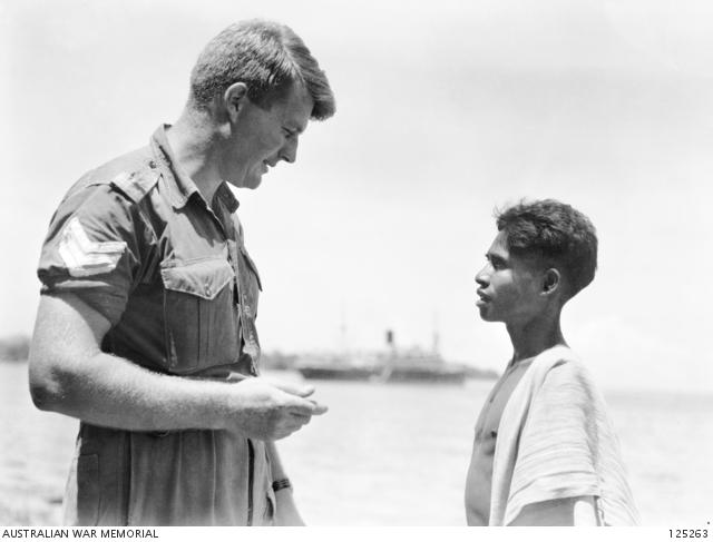 2055509634_125263-SERGEANT(SGT)MILSOMMILITARYHISTORYSECTIONFIELDTEAMTALKINGTOMANUBERIWHOWASHISCREADO.jpg.28d0cba34662994293e5e55588ad142c.jpg