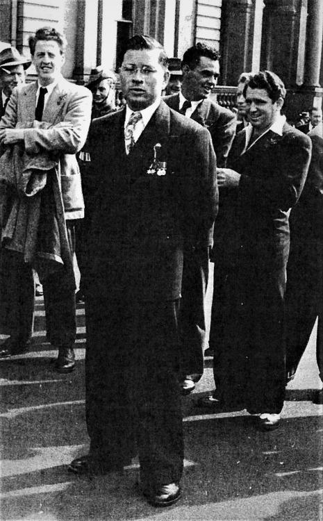 1728240670_25April1947-JohnHartleyNX78025inMartinPlaceSydney-FrankONeill(myGodfather)atleftwithcoatoverarm.thumb.jpg.0866bf93d0aec42dfbdedde052b38561.jpg
