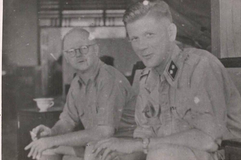 1510567029_2.FrankWhittaker(AustralianNavalintelligenceofficer)(left)DutchofficerLieutenantJanZijlstra(right).thumb.jpeg.5cfe1e6ad721b2437788d2ec973c0edc.jpeg