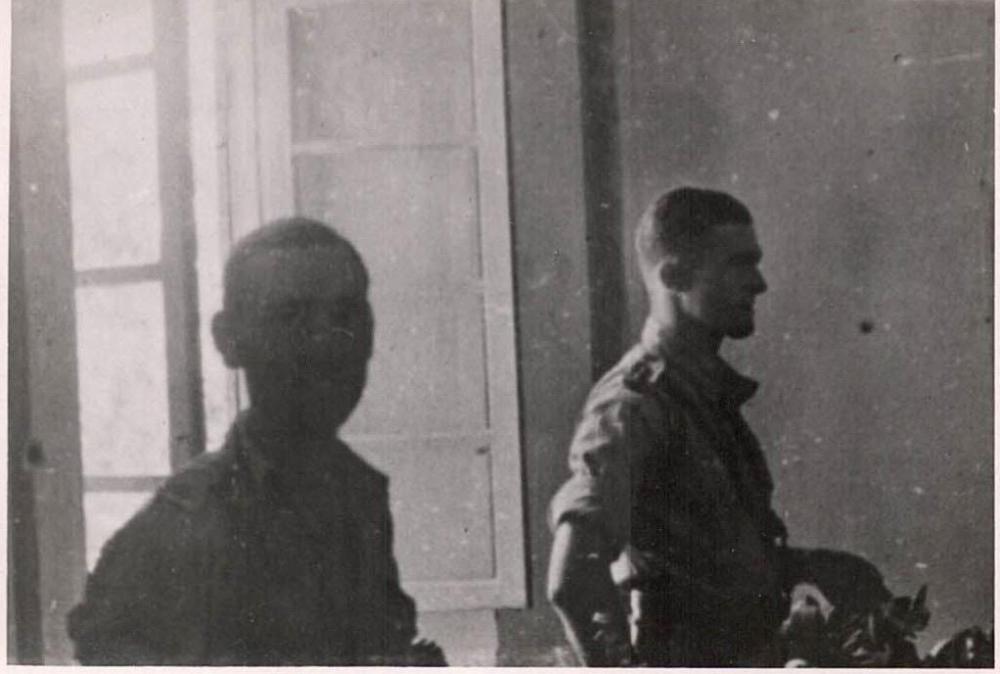 707450280_5.LieutenantHarryMedlin(left)WingCommanderF.Headlam(RAAF)(right).thumb.jpeg.b12de1c234a3f265692cbdbbbab51115.jpeg