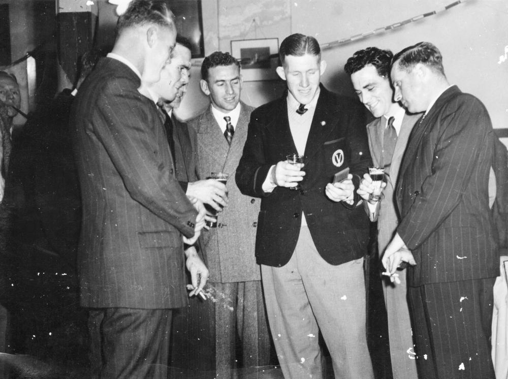 KevinCurranwithotherformer22men1948.thumb.jpeg.77040a70e56c6e7c3321e4f55486457a.jpeg